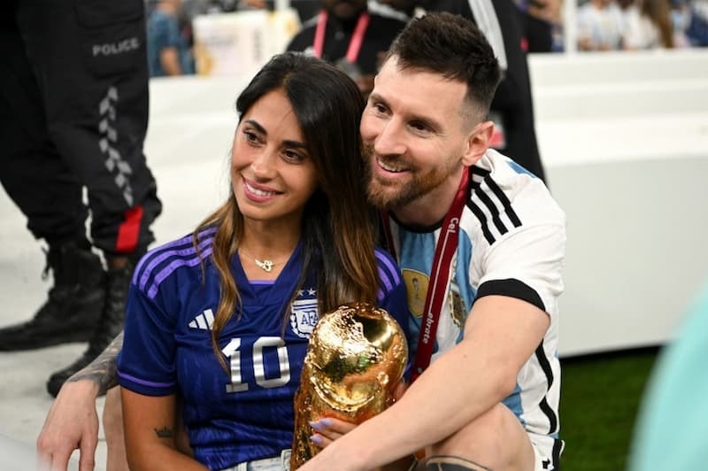 Chuyện tình 24 năm của Lionel Messi và vợ