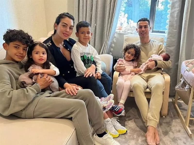 Vợ Ronaldo là ai và tình cảm giữa 2 người ra sao?