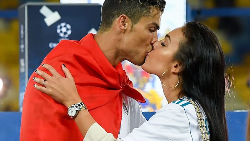 Vợ Ronaldo là nghề gì và sở thích nuôi dạy 3 đứa con của CR7