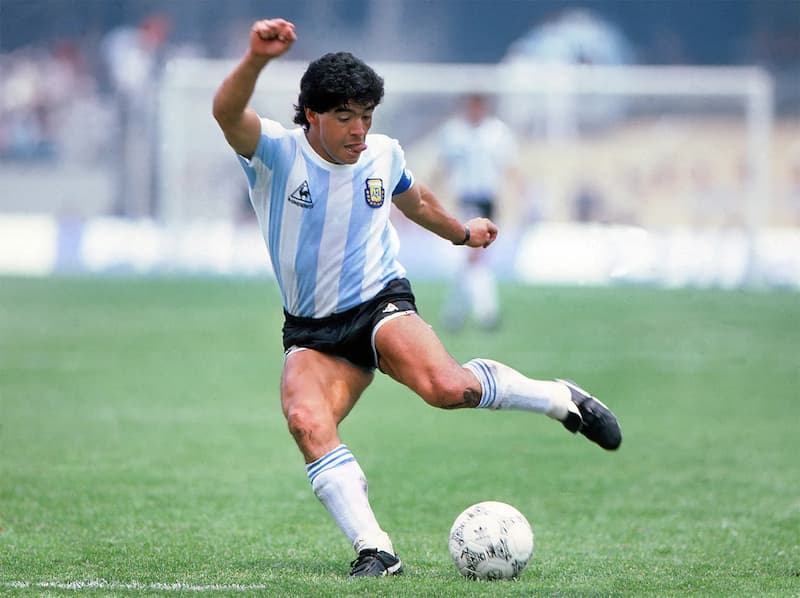 Diego Maradona - cầu thủ mang áo số 10 có phong độ thi đấu cực tốt