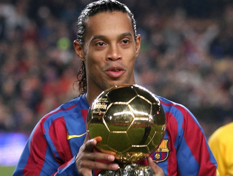 Ảo thuật gia bóng đá Ronaldinho sở hữu khả năng đi bóng đỉnh