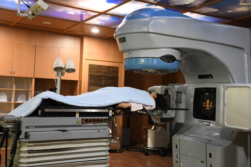 หญิงวัยกลางคนปวดข้อไหล่ซ้ายเรื้อรังนานหลายปี รักษาจนหายขาดด้วยการฉายรังสีปริมาณต่ำ ณ โรงพยาบาลต้าหลินฉือจี้